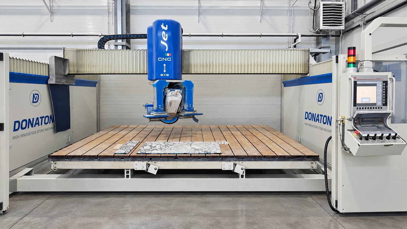 Станок DONATONI JET 625 CNC с дисковой головкой и каменной заготовкой в цехе «Сила камня»