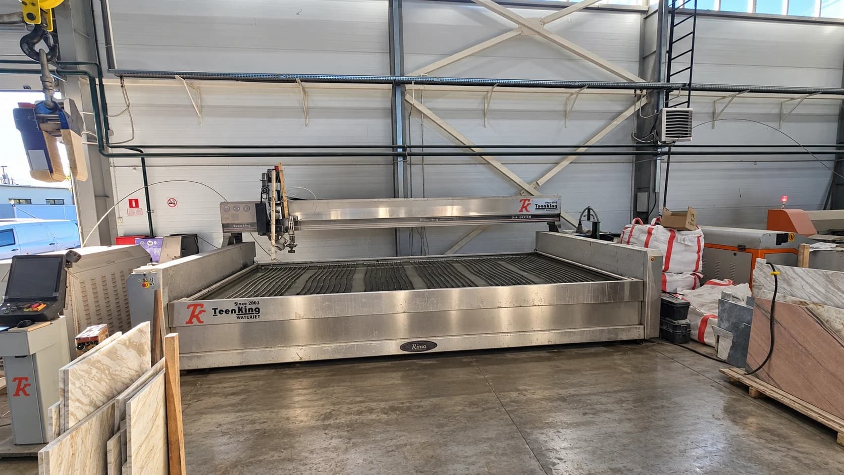 Станок Teenking 3D Waterjet с нержавеющей ванной и режущей головкой в цехе «Сила камня»